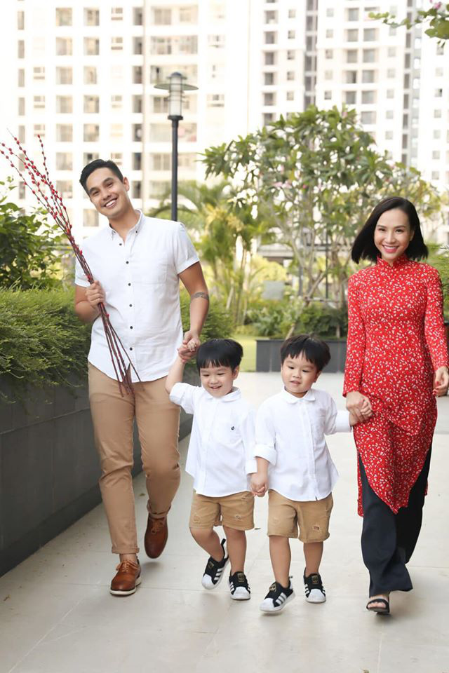 3 cặp sinh đôi nhà sao Việt nổi như cồn trên mạng xã hội: Bé con lai đã lớn phổng phao như thiếu nữ, cùng bố mẹ sống đầy trải nghiệm nơi trời Tây-2