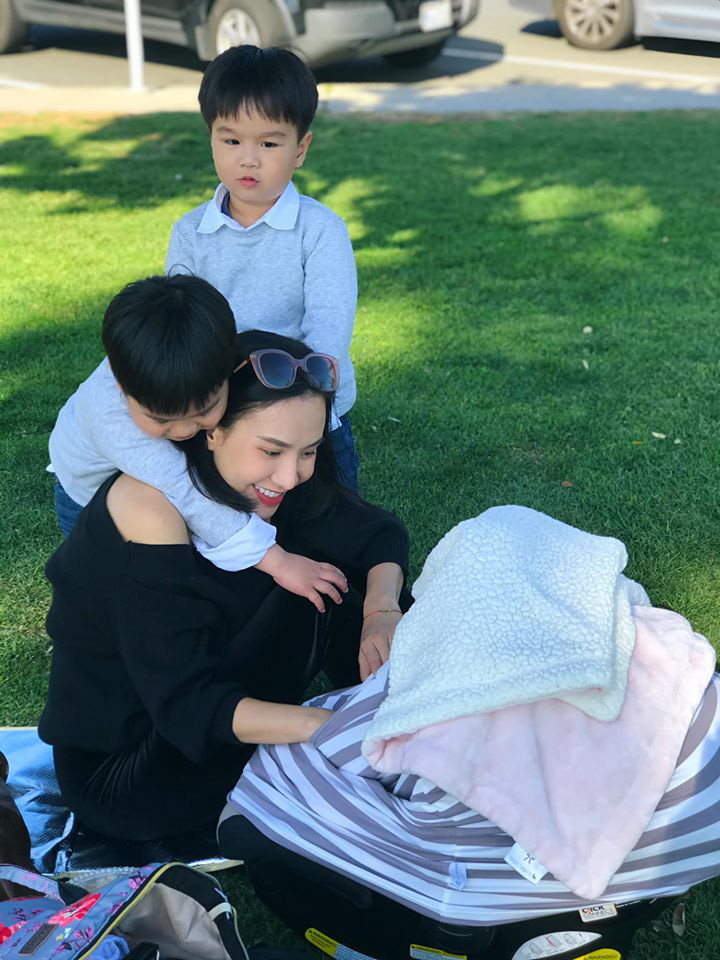 3 cặp sinh đôi nhà sao Việt nổi như cồn trên mạng xã hội: Bé con lai đã lớn phổng phao như thiếu nữ, cùng bố mẹ sống đầy trải nghiệm nơi trời Tây-4