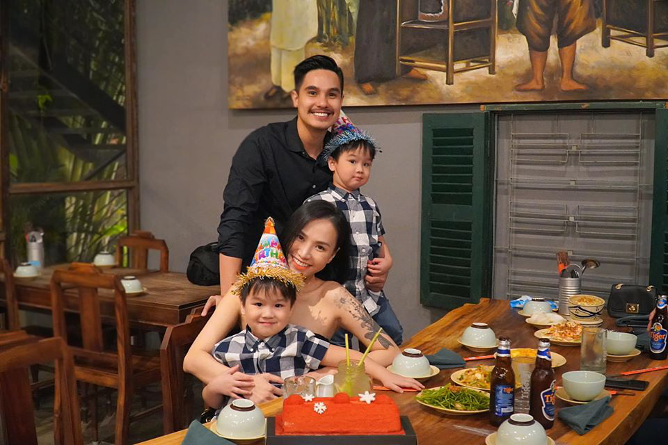 3 cặp sinh đôi nhà sao Việt nổi như cồn trên mạng xã hội: Bé con lai đã lớn phổng phao như thiếu nữ, cùng bố mẹ sống đầy trải nghiệm nơi trời Tây-7