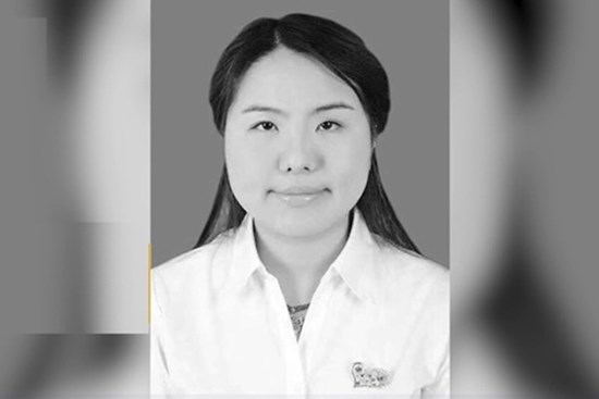 Bác sĩ 29 tuổi qua đời vì nhiễm virus corona lúc chăm sóc bệnh nhân