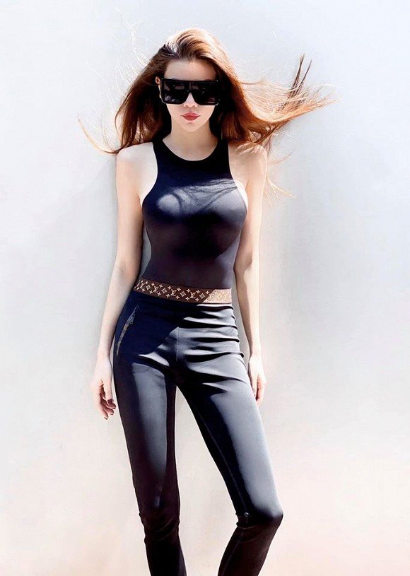 Diện đồ bó sát, Hồ Ngọc Hà bị cư dân mạng nghi không mặc áo ngực-1