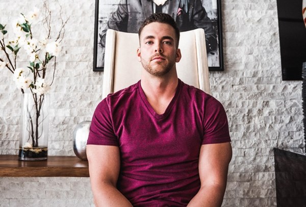 Triệu phú 27 tuổi người Mỹ: Muốn giàu nhanh thì đừng tiết kiệm tiền-1