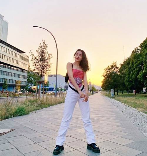 Chi Pu quấn khăn ra đường tưởng phản cảm ai ngờ lại sang chảnh đến lạ-2