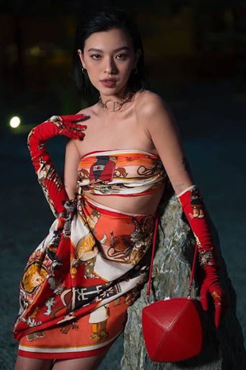 Chi Pu quấn khăn ra đường tưởng phản cảm ai ngờ lại sang chảnh đến lạ-10