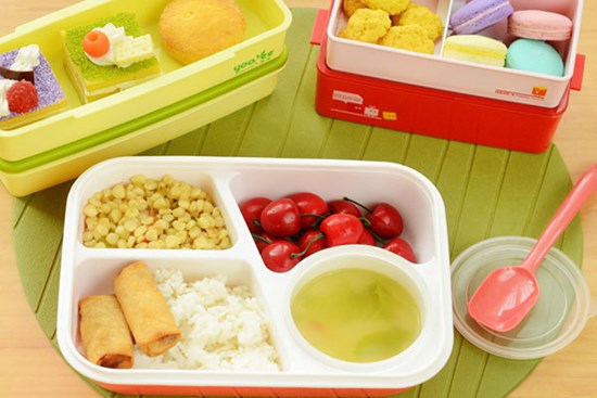 Hộp nhựa dính đầy dầu mỡ sẽ sạch bong kin kít nhờ loại gia vị nhà nào cũng có
