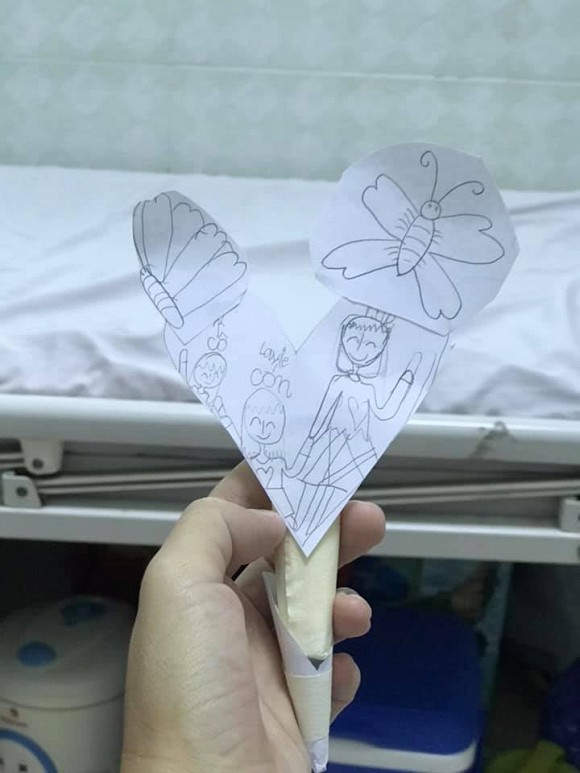 Vẫn phải nhập viện điều trị, Mai Phương hạnh phúc khoe món quà động viên của con gái gửi tặng-1