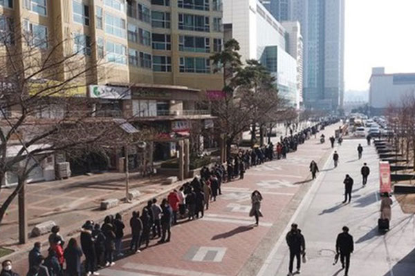 Khoảnh khắc xúc động khi y tá tháo khẩu trang sau những giờ căng thẳng-1