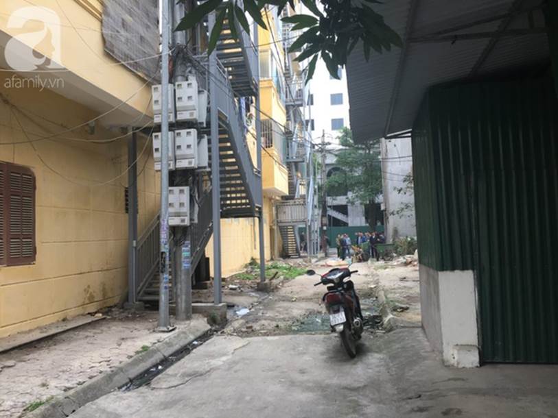 Hải Dương: Xót xa người mẹ bất lực ngăn cản con gái nhảy từ tầng cao chung cư xuống sân tự tử-3