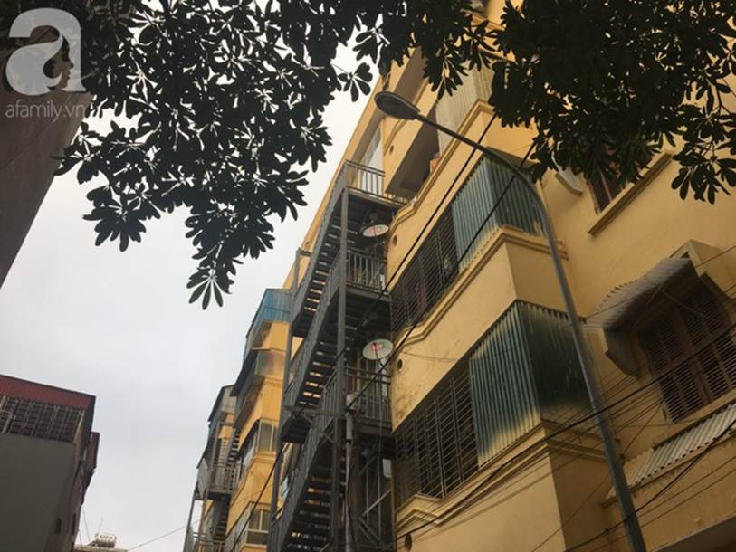 Hải Dương: Xót xa người mẹ bất lực ngăn cản con gái nhảy từ tầng cao chung cư xuống sân tự tử-4