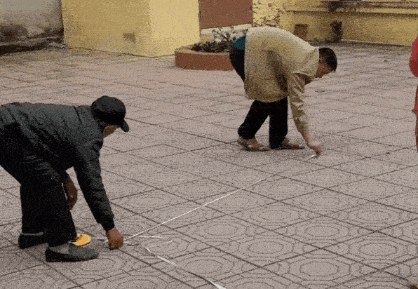 Con gái sắp đi thi bằng lái xe máy nhưng không có sân tập, bố mẹ có ngay cách khắc phục siêu chất-1