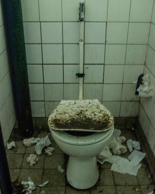 Cám cảnh những thanh niên tị nạn bán dâm sống qua ngày-10