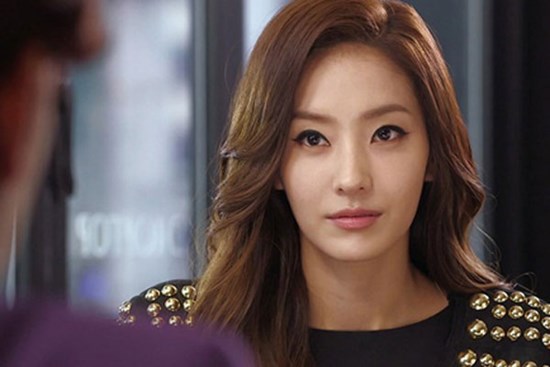 Cầm giấy chứng nhận kết hôn trên tay, tôi nói với người yêu cũ của chồng một câu khiến cô ta xám ngoét mặt mày rồi ngã xuống bất lực