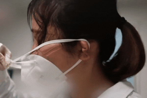 Khoảnh khắc xúc động khi y tá tháo khẩu trang sau những giờ căng thẳng