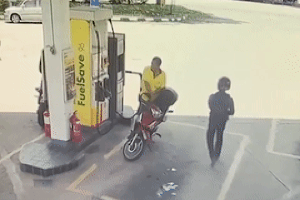 Hai tên cướp cầm kiếm samurai vào trạm xăng cướp tiền-1