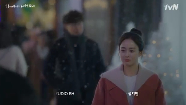 Hi Bye, Mama tập 2: Kim Tae Hee nghẹn ngào nhìn chồng sánh bước bên vợ mới, chạm mặt nhau nhưng không nhận ra-1