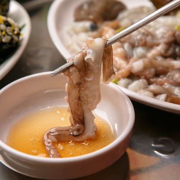 Đỉa biển, bạch tuộc và các món ăn sống lạ hấp dẫn du khách khi đến Hàn Quốc-5