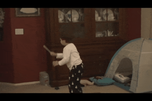 Chơi ở góc nhà mà tưởng tượng mình là nhạc trưởng, cậu bé 3 tuổi biểu cảm thần sầu y như đang trên sân khấu-1