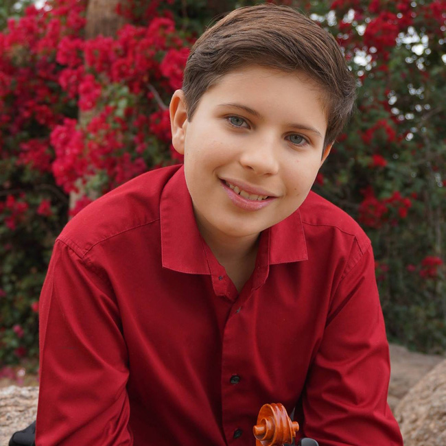 Chơi ở góc nhà mà tưởng tượng mình là nhạc trưởng, cậu bé 3 tuổi biểu cảm thần sầu y như đang trên sân khấu-3