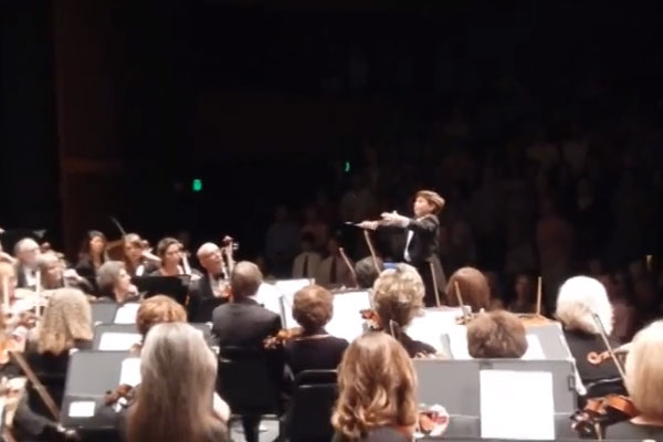 Chơi ở góc nhà mà tưởng tượng mình là nhạc trưởng, cậu bé 3 tuổi biểu cảm thần sầu y như đang trên sân khấu-2