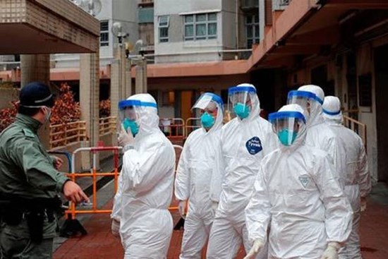 Nhân viên nhà bếp nhiễm Covid-19 chia đồ ăn cho gần 200 học sinh Nhật