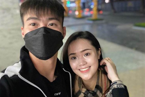 Duy Mạnh phải dùng xe lăn, nhảy lò cò lên xe buýt khi trở về Hà Nội, vẫn chưa thể đi chụp chiếu đầu gối-13