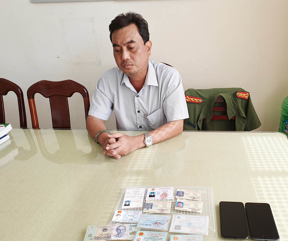 Tiết lộ khó tin vụ đại tá giả đến thăm công an thật ở Hậu Giang-1