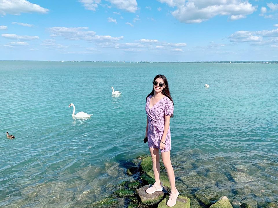 Bà xã Đăng Khôi tự tố mình bụng bự, nhưng dân tình lại chẳng thấy thế vì cô lên đồ quá khéo với 3 tips-8