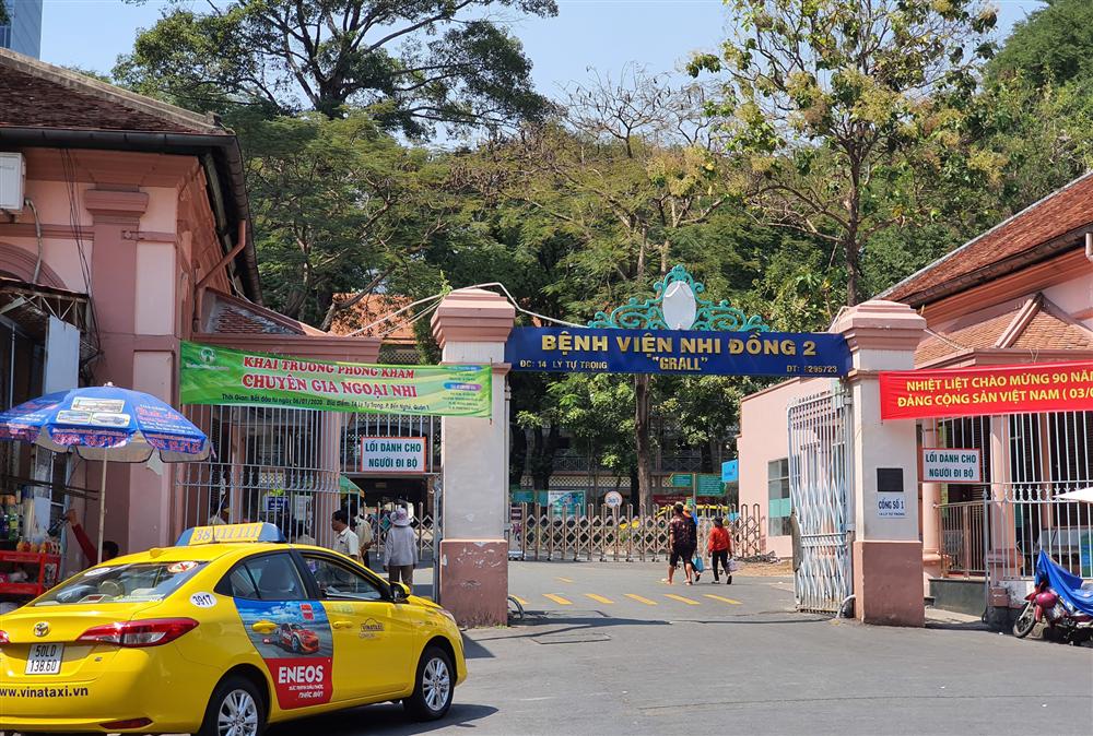 Vụ bé trai 6 tuổi bị dì ruột thiêu sống ở Vũng Tàu: Được ủng hộ hơn 200 triệu, bố bật khóc mong chữa khỏi bệnh cho con-1