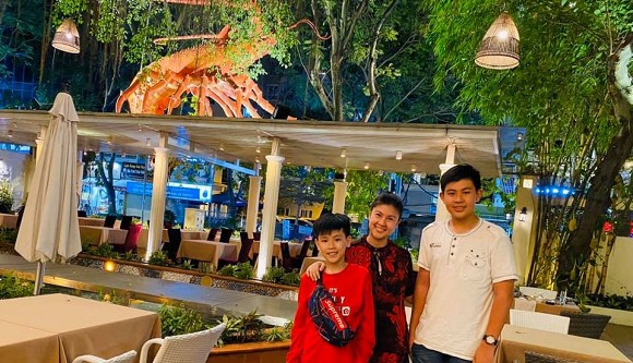 Sau bao năm bố mẹ ly hôn, hai con trai Phước Sang và Kim Thư lần đầu lộ diện-1