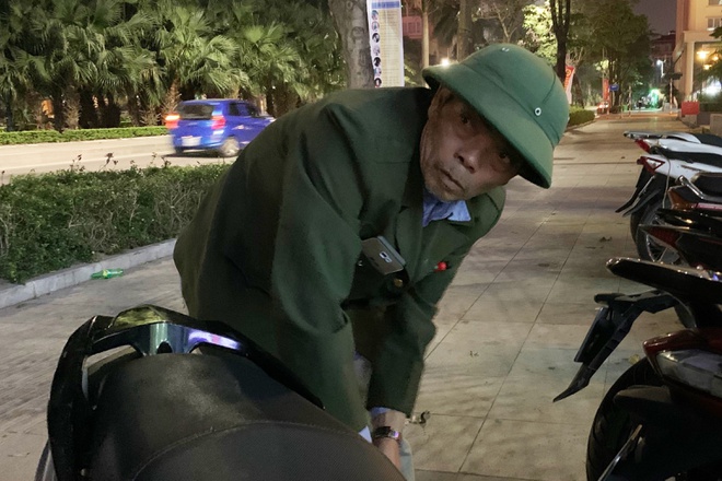 Ông lão bảo vệ bất lực nhìn trộm lấy chiếc SH-1