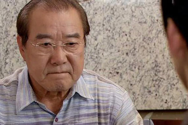 Bố chồng lấy 3 cuốn sổ tiết kiệm trị giá 1,5 tỷ chia đều cho các con nhưng sự việc sau đó khiến mẹ chồng tôi phải buông ra những câu nói đau điếng-3