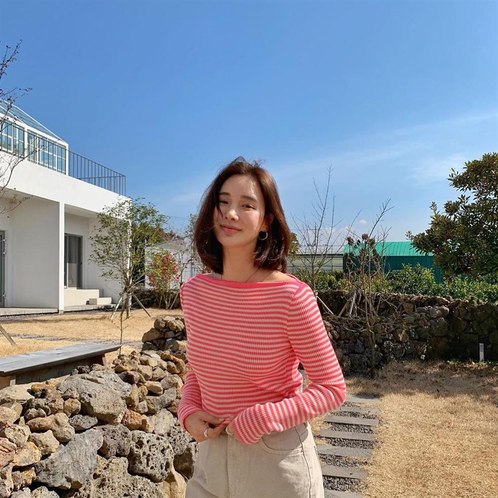 Chuyên gia khẳng định: Đây là 5 màu trang phục giúp chị em có được những tấm hình sống ảo đẹp mê hồn để đăng Facebook-1