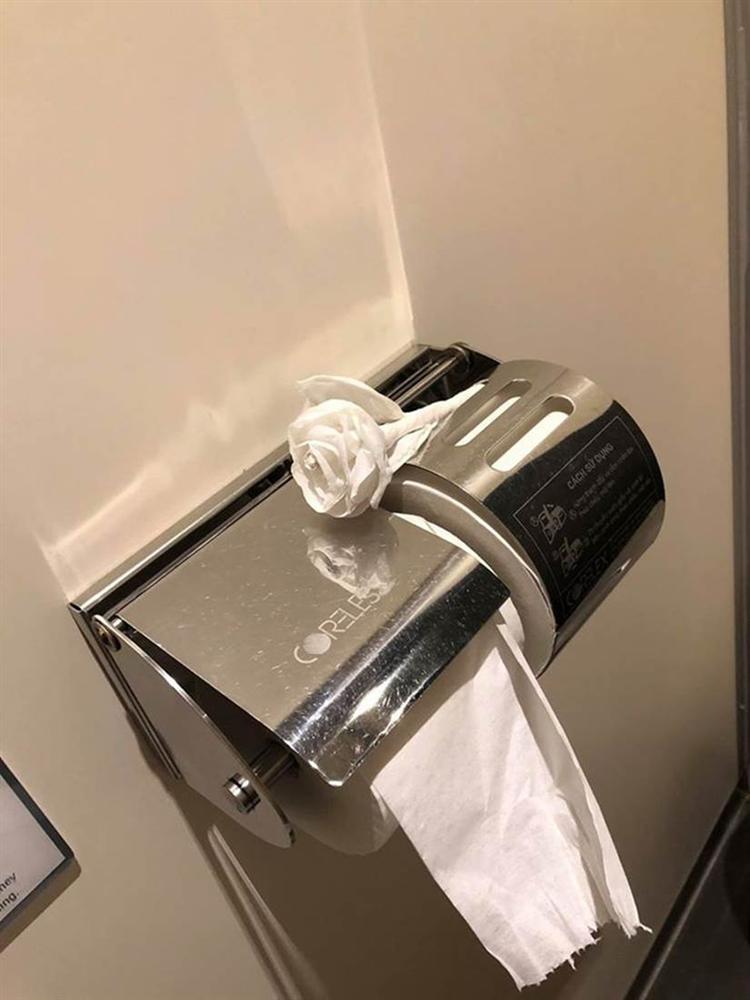 Đứng thấp thỏm chờ tới lượt đi toilet, chàng trai muốn khóc thét khi phát hiện kẻ nhàn rỗi làm điều siêu dị này khiến bản thân suýt kéo quần chạy không kịp”-2