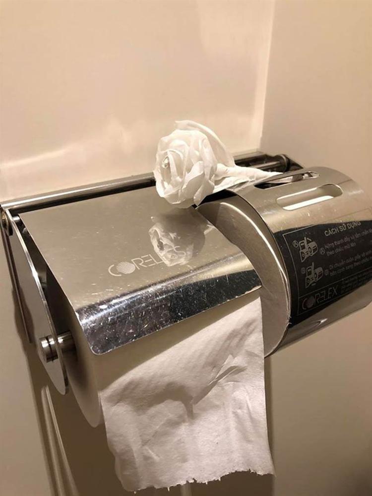 Đứng thấp thỏm chờ tới lượt đi toilet, chàng trai muốn khóc thét khi phát hiện kẻ nhàn rỗi làm điều siêu dị này khiến bản thân suýt kéo quần chạy không kịp”-3
