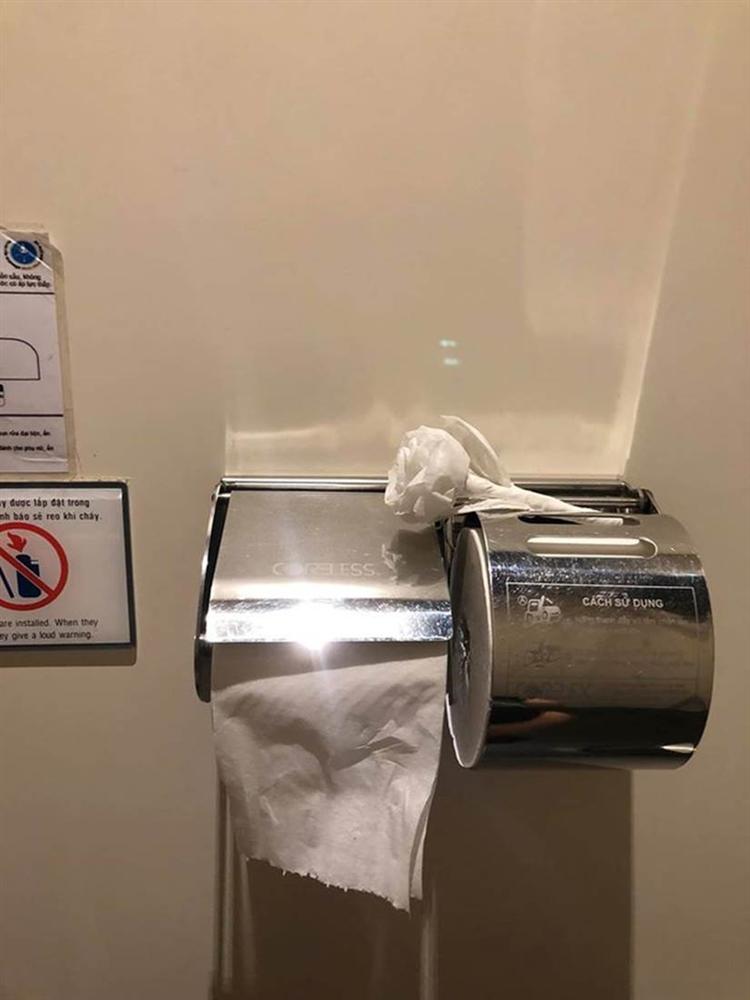 Đứng thấp thỏm chờ tới lượt đi toilet, chàng trai muốn khóc thét khi phát hiện kẻ nhàn rỗi làm điều siêu dị này khiến bản thân suýt kéo quần chạy không kịp”-4