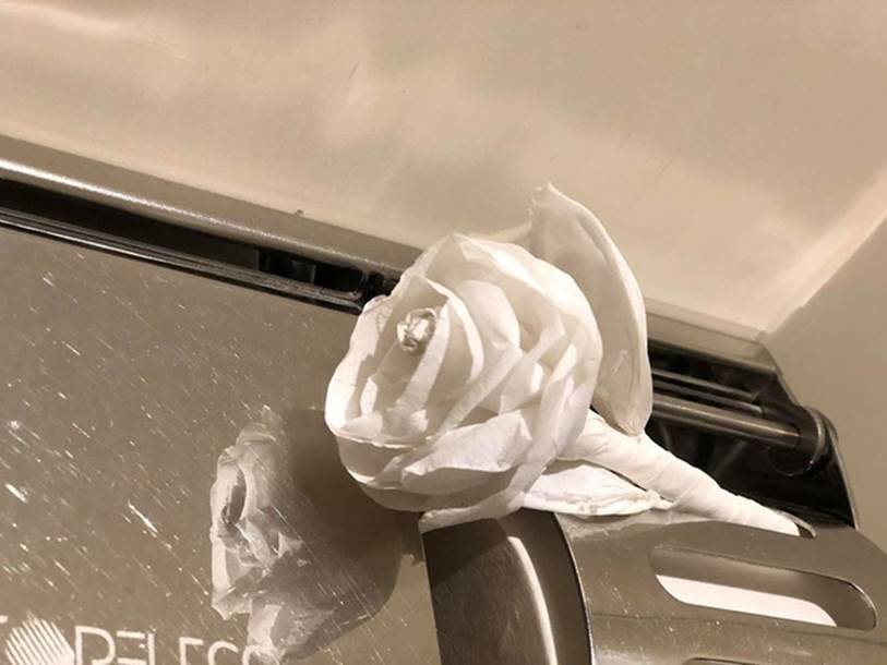 Đứng thấp thỏm chờ tới lượt đi toilet, chàng trai muốn khóc thét khi phát hiện kẻ nhàn rỗi làm điều siêu dị này khiến bản thân suýt kéo quần chạy không kịp”-6