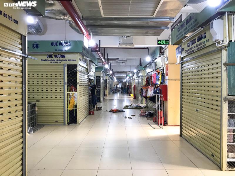 Đói hàng, vắng khách, tiểu thương chợ Đồng Xuân chỉ bán hàng nửa buổi-10