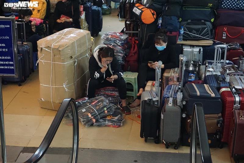 Đói hàng, vắng khách, tiểu thương chợ Đồng Xuân chỉ bán hàng nửa buổi-4