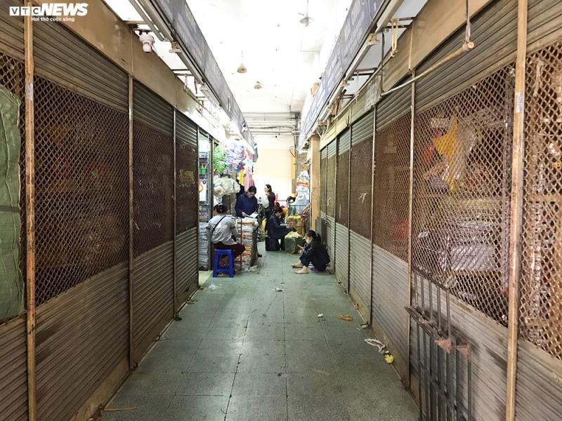 Đói hàng, vắng khách, tiểu thương chợ Đồng Xuân chỉ bán hàng nửa buổi-7