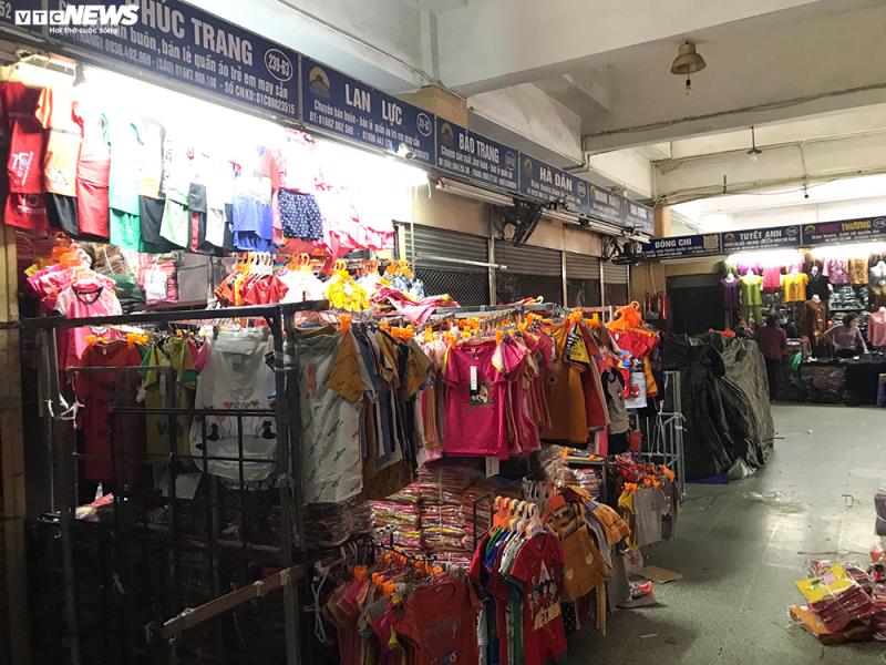 Đói hàng, vắng khách, tiểu thương chợ Đồng Xuân chỉ bán hàng nửa buổi-9