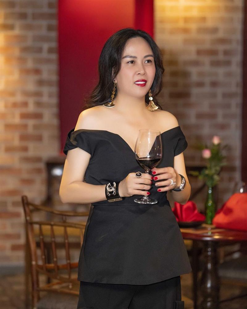 Ơn giời, nữ hoàng mặc xấu Phượng Chanel cuối cùng cũng có một bộ cánh xuất sắc sau nhiều pha lên đồ thảm họa-1