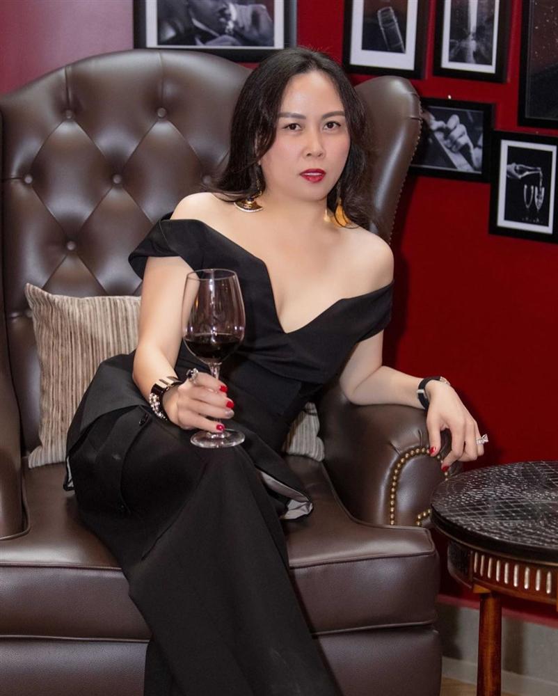 Ơn giời, nữ hoàng mặc xấu Phượng Chanel cuối cùng cũng có một bộ cánh xuất sắc sau nhiều pha lên đồ thảm họa-5