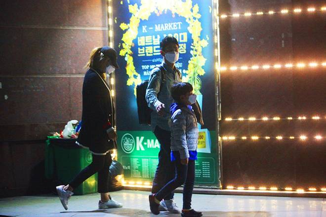 Dịch Covid-19: Nếp sinh hoạt ngày - đêm kỳ lạ ở phố Hàn” giữa Hà Nội-4