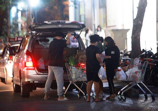 Dịch Covid-19: Nếp sinh hoạt ngày - đêm kỳ lạ ở phố Hàn” giữa Hà Nội-6