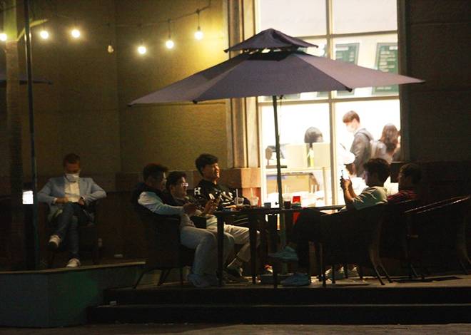 Dịch Covid-19: Nếp sinh hoạt ngày - đêm kỳ lạ ở phố Hàn” giữa Hà Nội-8