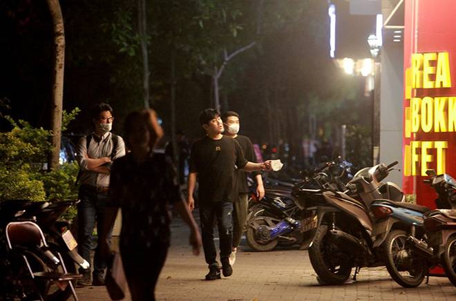 Dịch Covid-19: Nếp sinh hoạt ngày - đêm kỳ lạ ở phố Hàn” giữa Hà Nội-10