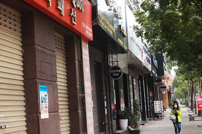 Dịch Covid-19: Nếp sinh hoạt ngày - đêm kỳ lạ ở phố Hàn” giữa Hà Nội-13