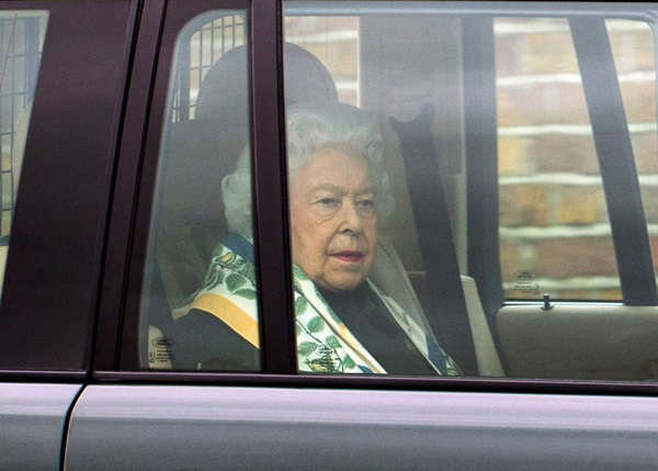 Nữ hoàng Anh lần đầu lộ diện sau cú sốc vô lễ của vợ chồng Meghan Markrle, nhìn gương mặt của bà ai cũng xót xa-2