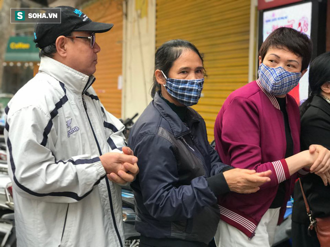 Giá vàng xuống dốc”, người dân Hà Nội vẫn chen nhau xếp hàng từ 6h sáng để mua kiếm lời-2