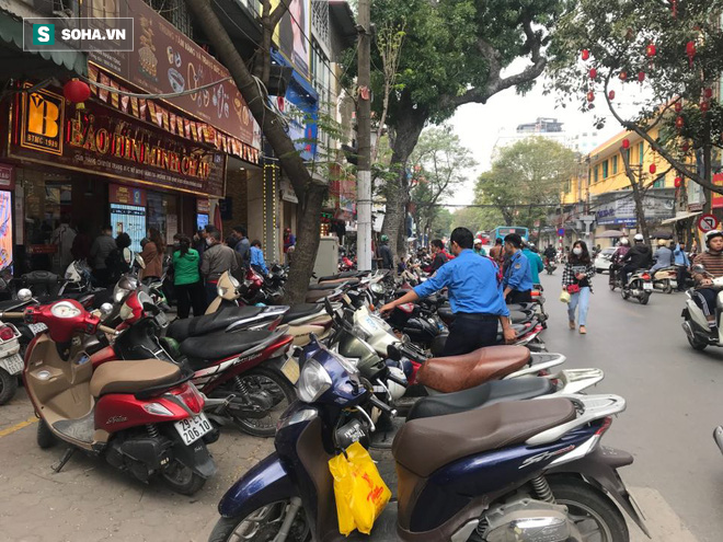 Giá vàng xuống dốc”, người dân Hà Nội vẫn chen nhau xếp hàng từ 6h sáng để mua kiếm lời-9